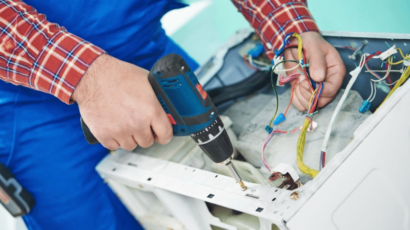 Zeytinburnu Uğur Uğur çamaşır makinesi kart tamiri – Su almama arızası orijinal parça ile giderildi. - Teknik servis örneği